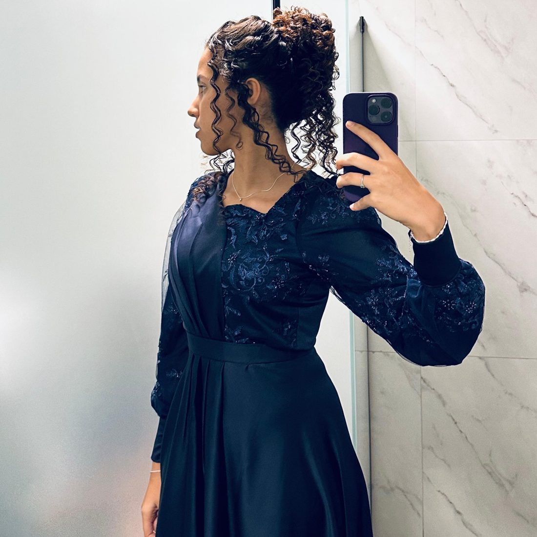 Vestido azul-marinho com renda