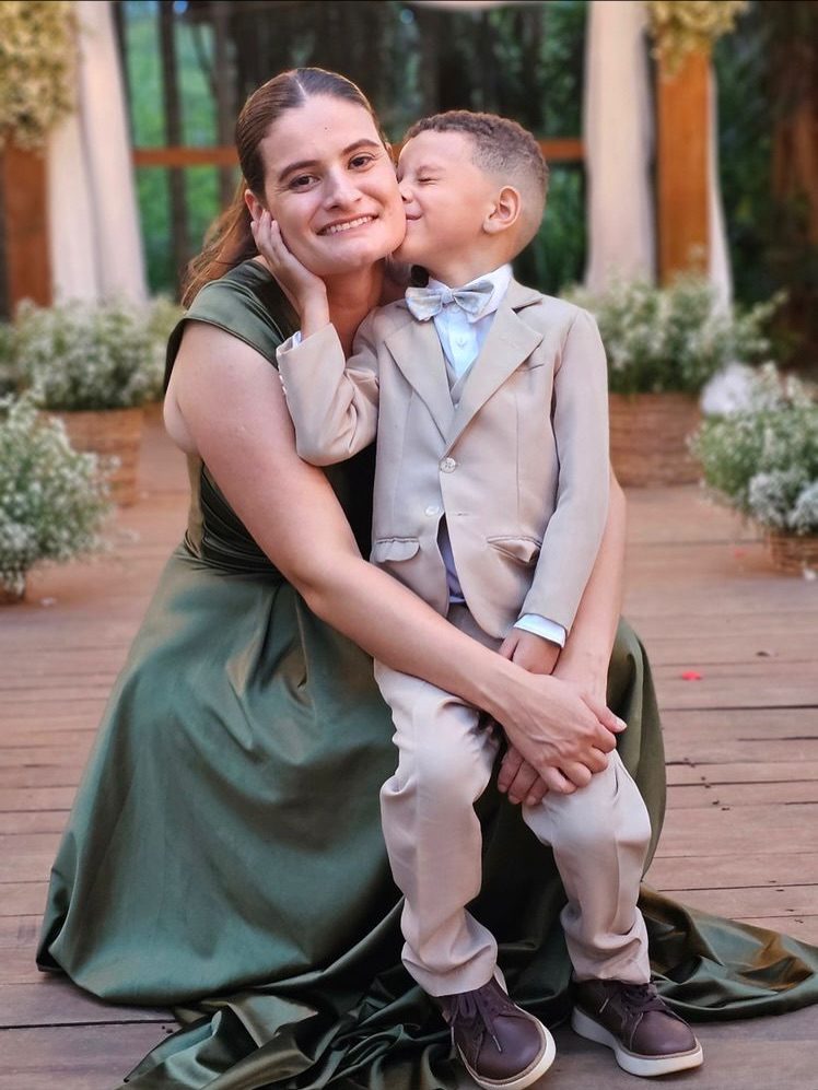 Mãe de vestido verde e pajem de terno